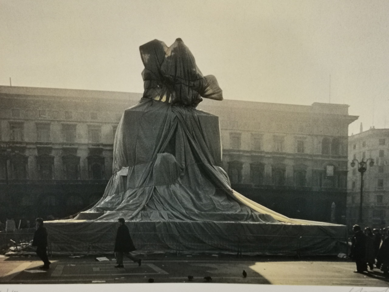 christo wrapped monument detail